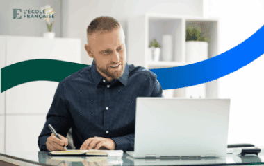 Un homme travaillant sur son ordinateur