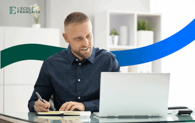 Un homme travaillant sur son ordinateur