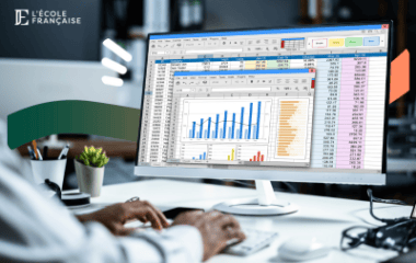 Homme sur un ordinateur avec un tableur Excel ouvert
