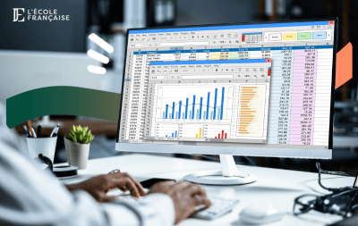 Homme sur un ordinateur avec un tableur Excel ouvert