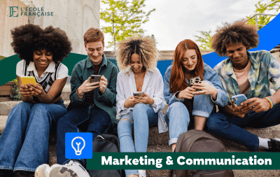 Des jeunes sur leurs téléphones