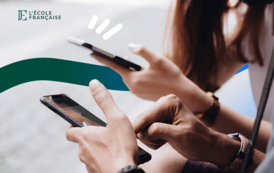 Des jeunes sur leur téléphone.