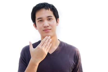 Homme qui dit merci avec la langue des signes française