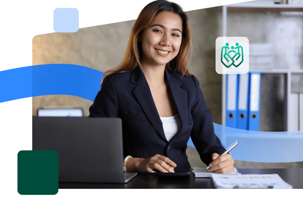 Femme souriante devant un ordinateur