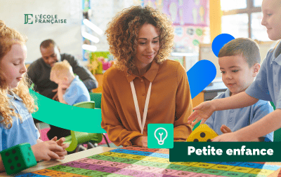 Femme entourée d'enfants dans une école