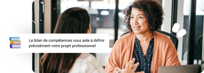 Une femme présentant son projet de reconversion professionnelle à sa conseillère