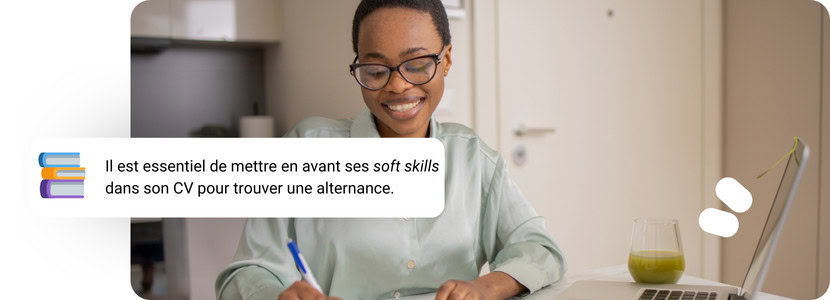 Femme souriante rédigeant son CV