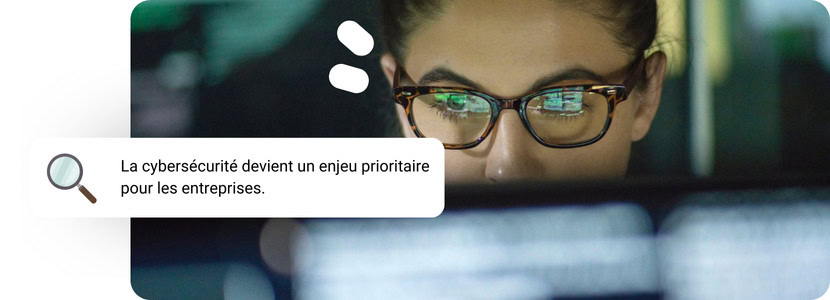 Femme regardant un écran d'ordinateur 