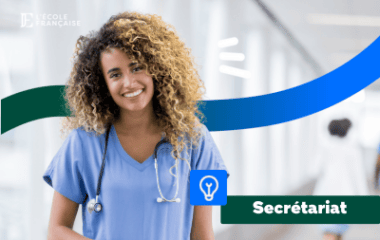 Une secrétaire médicale souriante