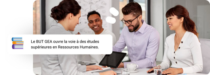 4 personnes travaillant autour d'une table. 