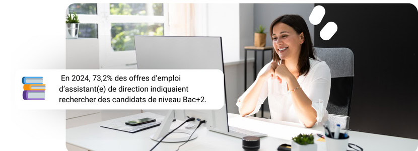 Femme souriante devant un ordinateur