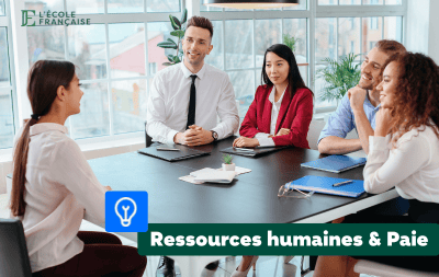 Cinq personnes autour d'une table