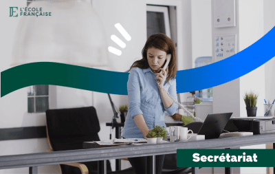 Femme au téléphone debout derrière un bureau
