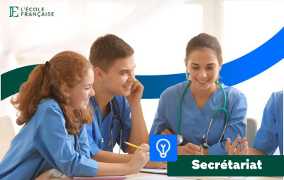 Des jeunes en blouse de médecin en train de discuter autour d'une table