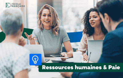 Quatre gestionnaires de paie discutant autour d'une table