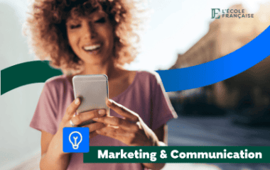 Une femme community manager sur son téléphone