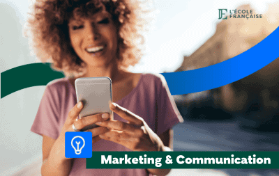 Une femme community manager sur son téléphone