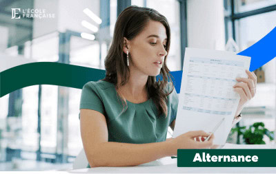 Femme consultant un bulletin de salaire