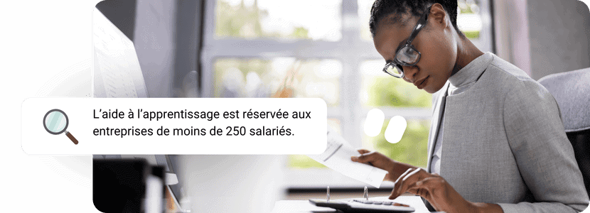 Femme tapant sur une calculatrice