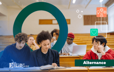 Des étudiants travaillant dans un amphithéâtre.