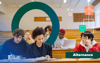 Des étudiants travaillant dans un amphithéâtre.