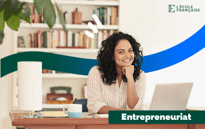 Femme souriante devant un ordinateur