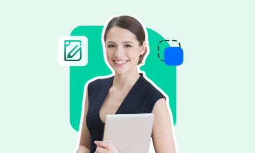 Femme tenant une tablette