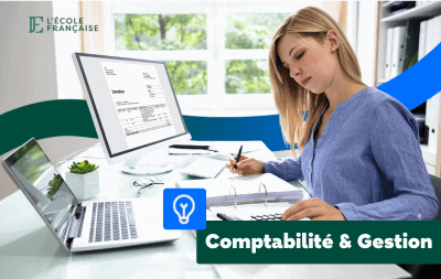 Une comptable travaillant à son bureau