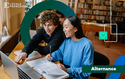 Un étudiant et une étudiante travaillant devant un ordinateur