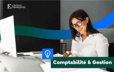 Femme travaillant sur son ordinateur