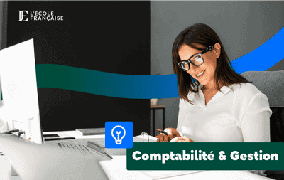 Femme travaillant sur son ordinateur