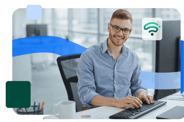 Homme travaillant sur un ordinateur