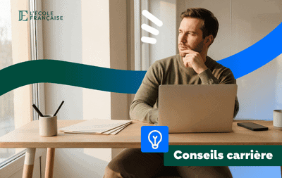 Homme devant un ordinateur, regardant dehors