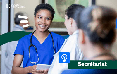 Une secrétaire médicale soouriante