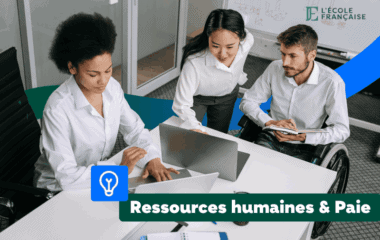 3 personnes sur des ordinateurs autour d'une table