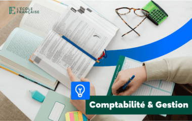 Cahiers et manuels ouverts sur un bureau