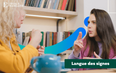 Deux femmes échangeant en lsf