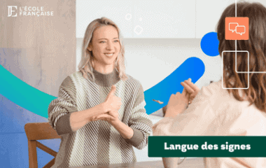 Deux femmes échangeant en LSF