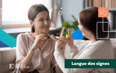Deux femmes échangeant en langue des signes