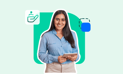 Femme debout avec une tablette