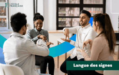 Groupe de personnes discutant en LSF