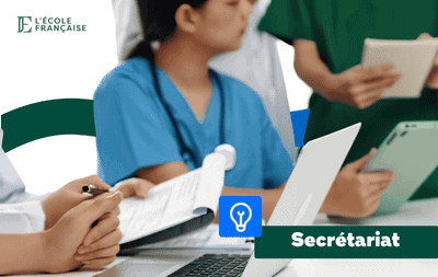 Des secrétaires médicales travaillant sur un ordinateur