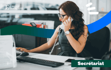 Une assistante de direction au téléphone