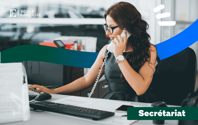 Une assistante de direction au téléphone