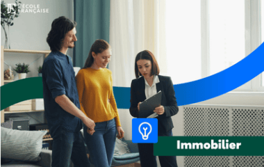 Une agente immobilière avec des clients