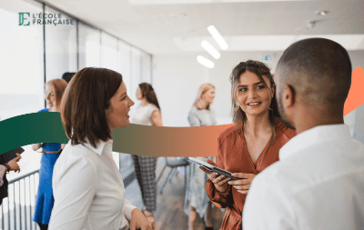 Des collègues discutant