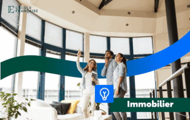 Agent immobilier estimant un bien immobilier