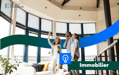 Agent immobilier estimant un bien immobilier