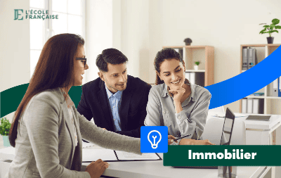 Une négociatrice immobilier avec des clients